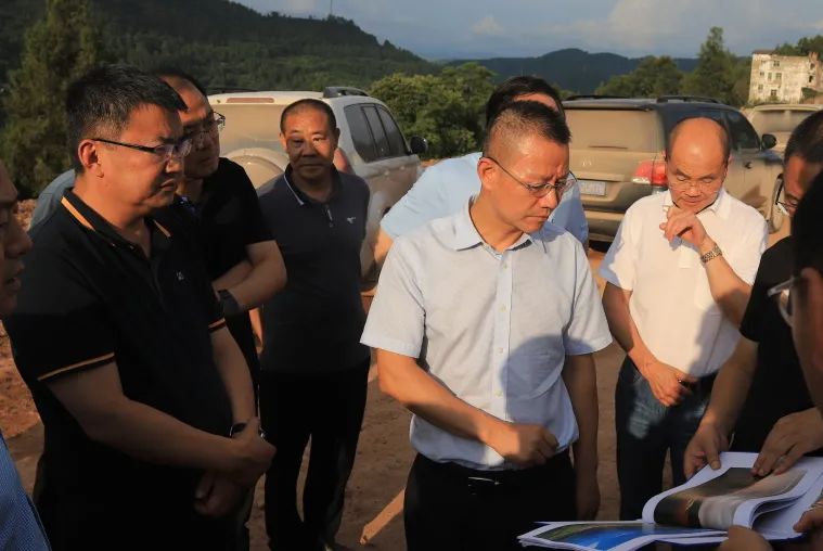 四川省交通運(yùn)輸廳黨組成員、總工程師王茂奎到鎮(zhèn)廣高速王通段A1合同段調(diào)研