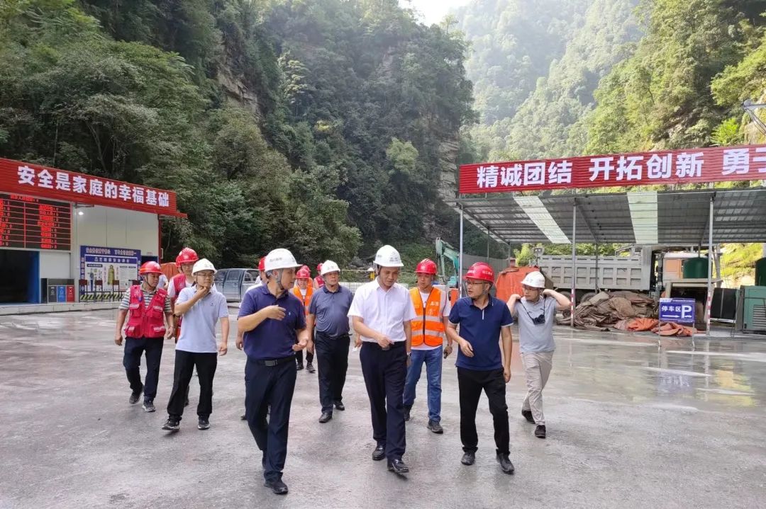 四川路橋黨委委員、紀(jì)委書(shū)記朱年紅赴宜金高速公路XJ6項(xiàng)目檢查指導(dǎo)工作