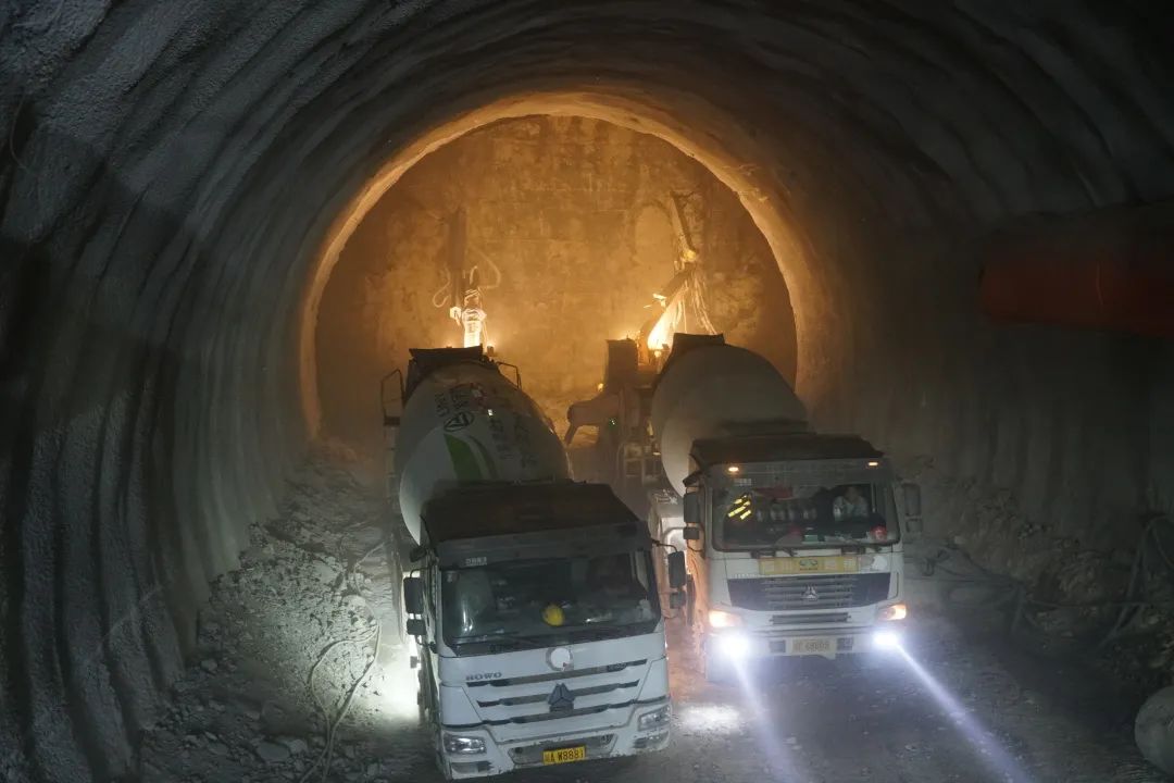 首次！寧攀高速ZCB1-7分部寧會(huì)隧道使用濕噴車雙機(jī)作業(yè)