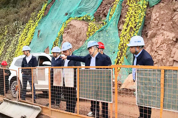 川交公司黨委書記、董事長杜江林一行深入西寧高速公路項目、會祿高速項目開展“五一”節(jié)前安全專項檢查
